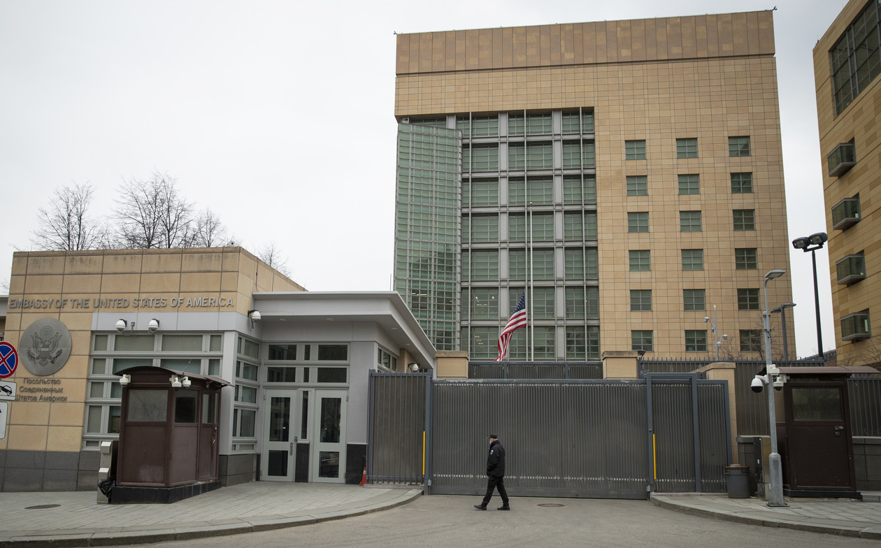 The American Embassy in Moscow requests that Americans leave Russia "immediately."