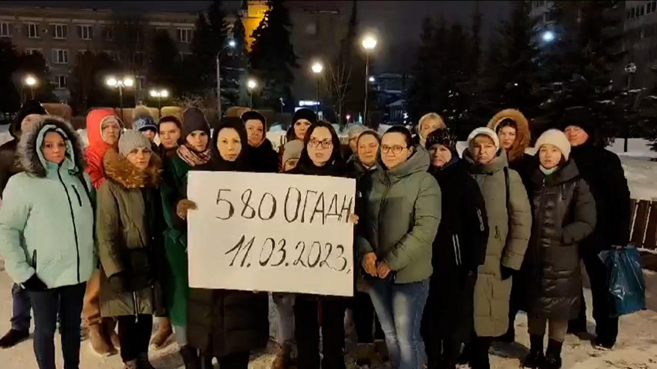 Putin's Own Wives and Mothers Are Demanding an End to Mobilized Men Sent 'To The Slaughter