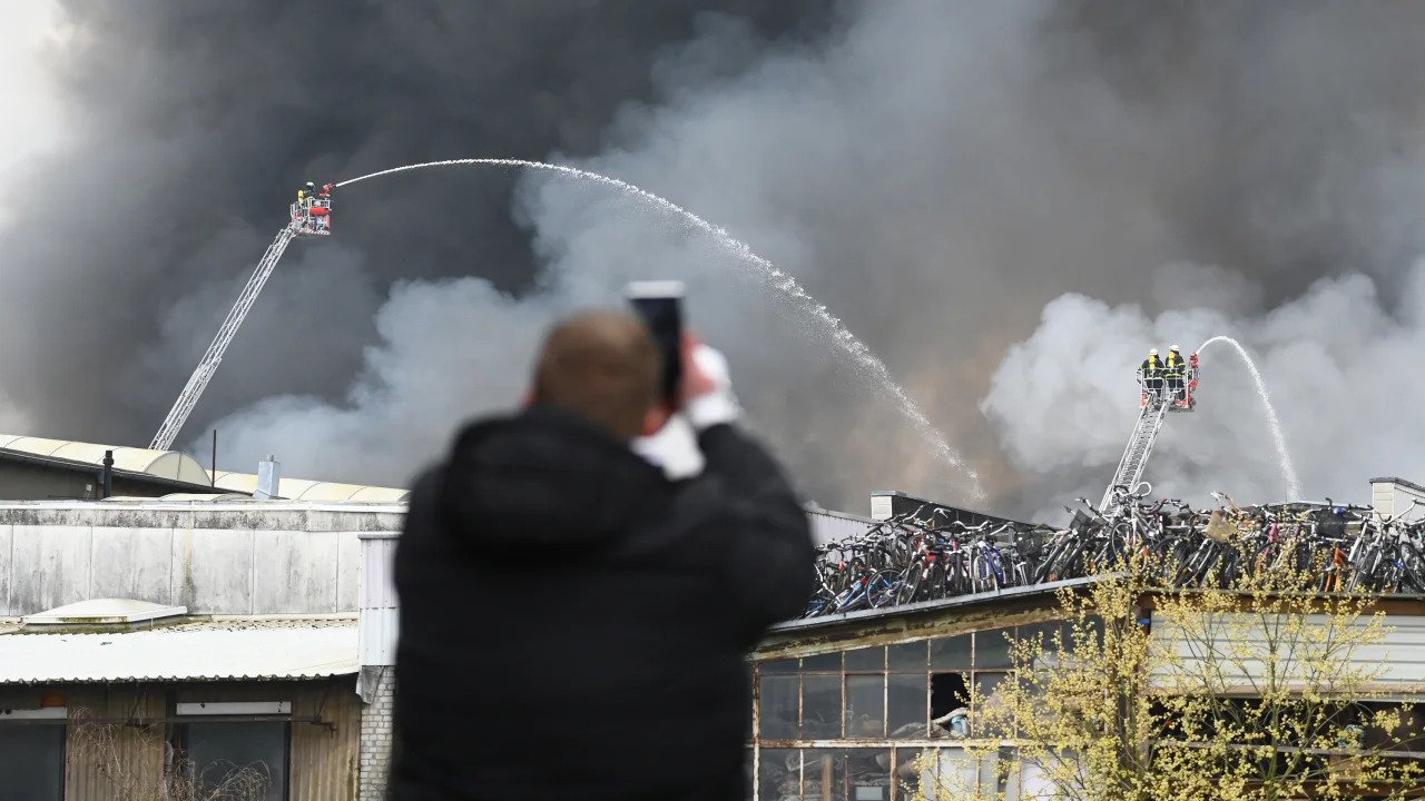 Dangerous Aftermath: Hamburg Warehouse Fire Leads to Toxic Fume Warning