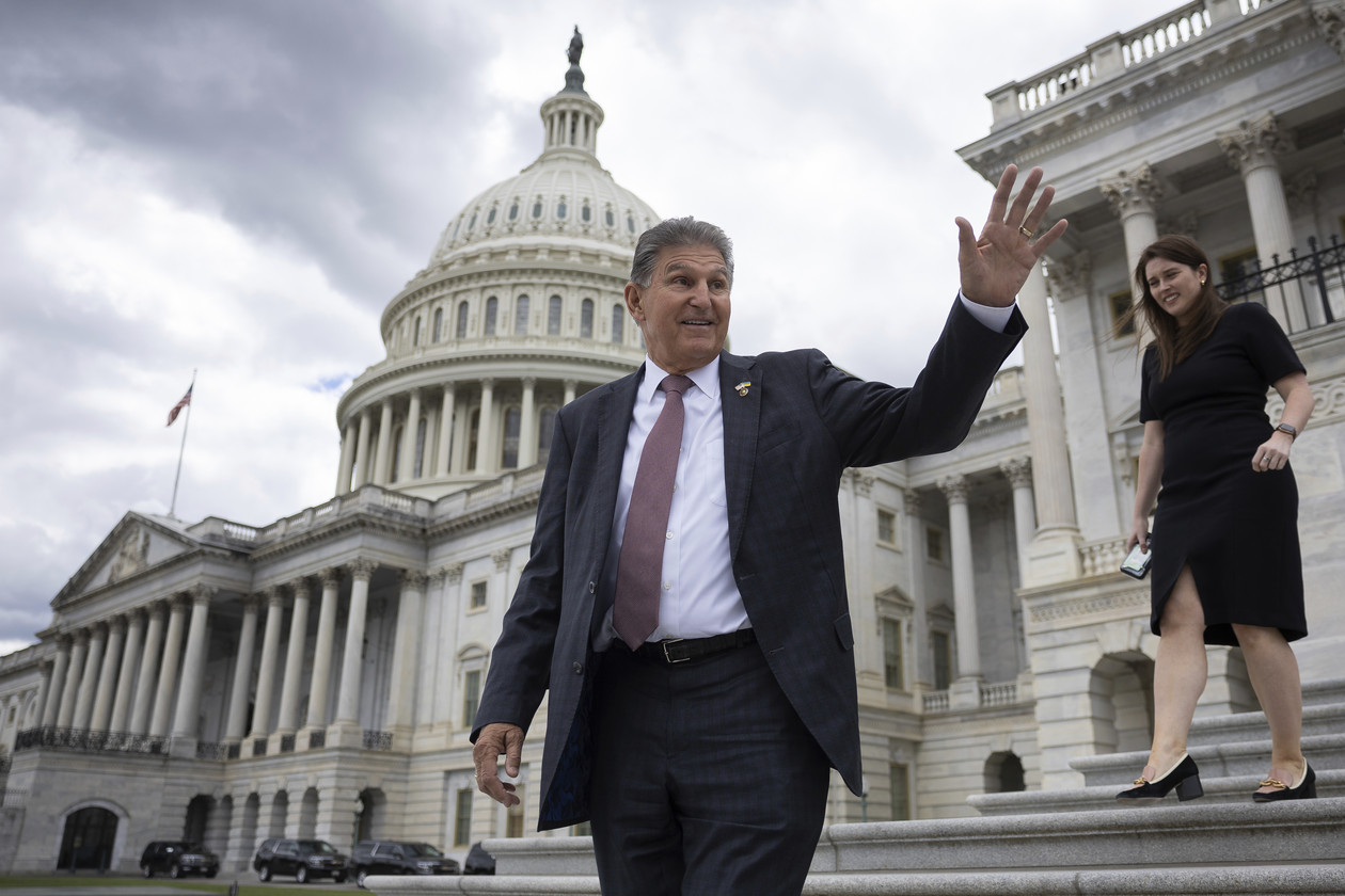 Republicans Demand Manchin's Resignation, Cite Fears of His Last-Minute Political Maneuver